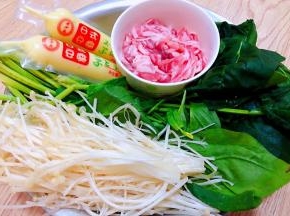 准备原材料肥羊片、菠菜、金针菇、日本豆腐