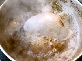 煮至猪肝八成熟时放入盐和味精改小火煮至完全熟透入味即可出锅享用