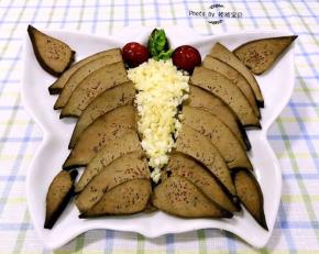 蒜蓉放入盐、味精、香油拌匀摆入猪肝中间就大功告成了
