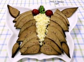 蒜蓉放入盐、味精、香油拌匀摆入猪肝中间就大功告成了