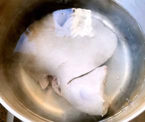  锅中烧开水放入猪肝焯水断生