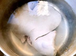  锅中烧开水放入猪肝焯水断生