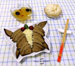 搭配一碗银耳羹和大肉包子一起吃超级棒