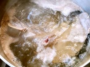 焯水的目的是为了去除杂质和血水的排出焯好水的猪肝立即放入冷水中过凉多冲洗几遍洗净沥干水份
