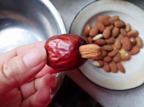 将果仁插入红枣中心
