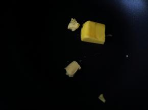 黄油放不粘锅开小火融化