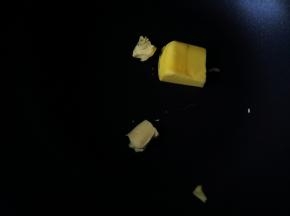 黄油放不粘锅开小火融化