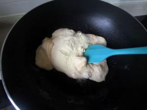 倒入奶粉，搅拌均匀