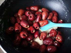 倒入红枣，关火