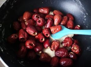 倒入红枣，关火