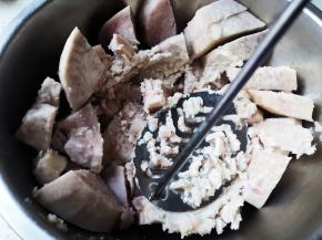 取500克芋头捣成泥