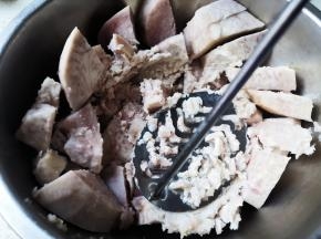 取500克芋头捣成泥