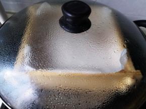 锅里水烧开后放入蒸屉，蒸30分钟，关火