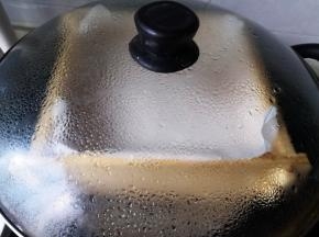锅里水烧开后放入蒸屉，蒸30分钟，关火