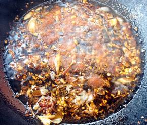 倒入调味料一品鲜酱油、糖炒匀