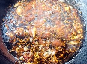 倒入调味料一品鲜酱油、糖炒匀
