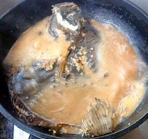 多宝鱼炖至七成熟时放入盐改中小火炖