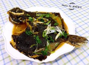 鲜美可口的红烧多宝鱼装入盘中就大功告成了