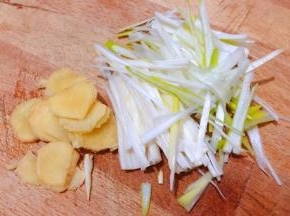 葱姜洗净切好