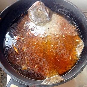 添加适量清水放入多宝鱼大火炖起来