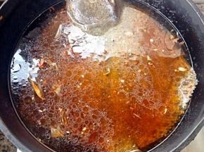 添加适量清水放入多宝鱼大火炖起来