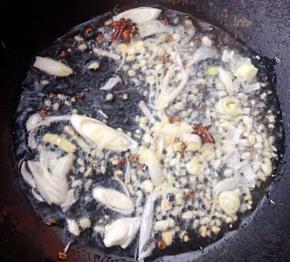 放入葱姜蒜爆香