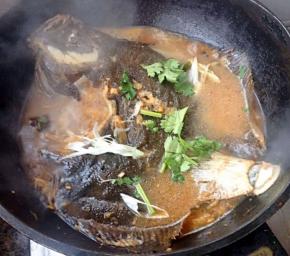 炖至汤汁不多时放入味精撒上葱花和香菜提鲜即可出锅享用