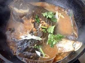 炖至汤汁不多时放入味精撒上葱花和香菜提鲜即可出锅享用