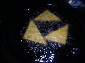 放入油锅中火炸至表面金黄，趁热享用