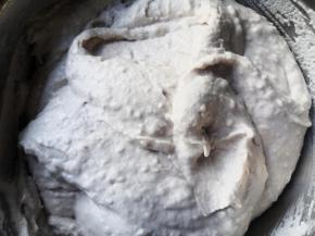 加入粘米粉和水，搅拌均匀