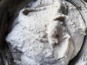 加入粘米粉和水，搅拌均匀