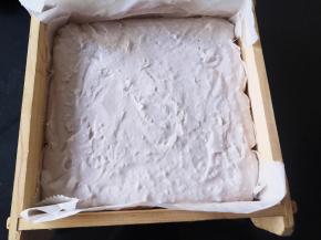 倒入铺了油纸的蒸屉，抹平表面