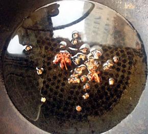 锅中倒入底油加热放入花椒和八角炸香