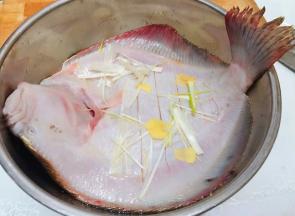 放入部分葱姜煨制十分钟