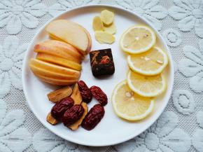 苹果、柠檬切薄片，红枣去核切片，姜切片。