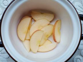 锅中加入苹果，