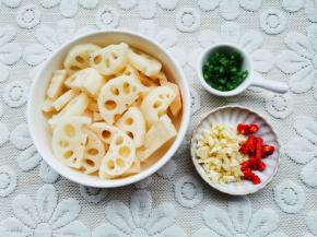 洗净，切好所有食材。