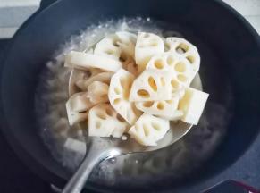 莲藕洗净去皮切块，放入锅中煮3分钟捞出。