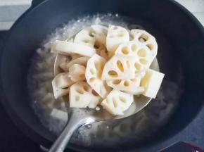 莲藕洗净去皮切块，放入锅中煮3分钟捞出。