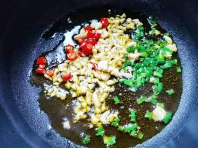 锅中热油，放葱花，蒜末爆香，