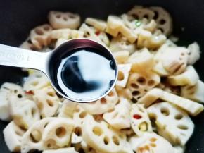 加入莲藕，加一勺生抽，