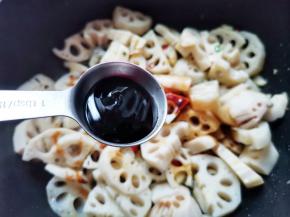 一勺蚝油翻炒均匀，