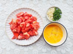 番茄去皮切小块，葱蒜切末，鸡蛋打散备用。