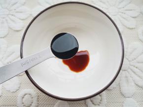 碗中加一勺生抽，