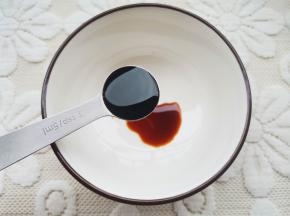 碗中加一勺生抽，