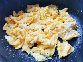 鸡蛋煎至8成熟盛出。