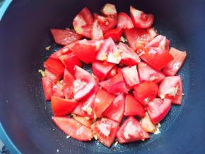 蒜末爆香，加番茄炒出汁，