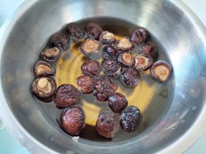 干香菇1把，先浸泡半小时，变软一些就洗干净 ，换干净的水再浸泡，直到香菇完全变软。