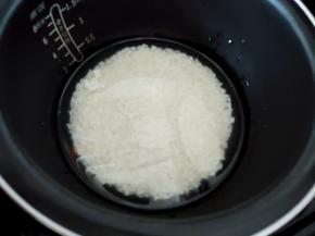 糯米淘洗干净，加适量水煮熟。