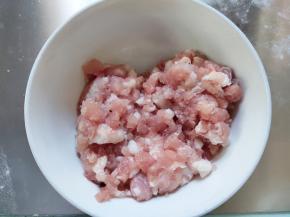 猪肉洗干净切成肉末，稍微带一点点肥肉会更香。